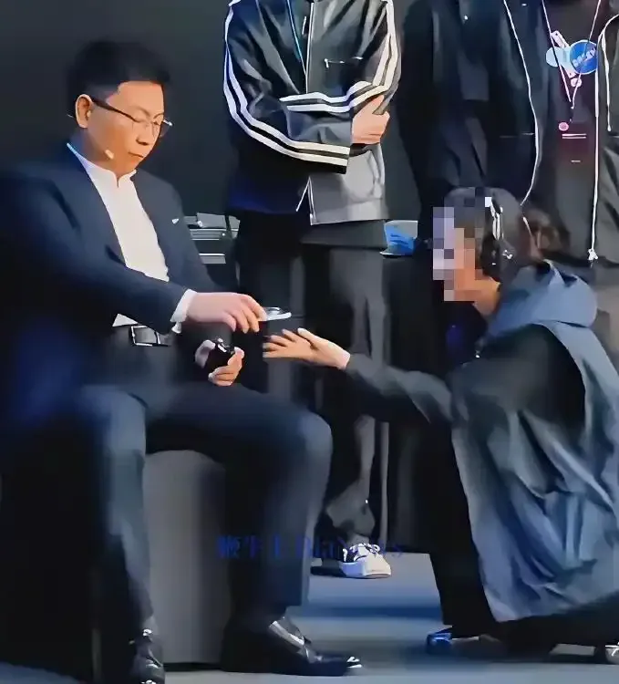 半蹲递水